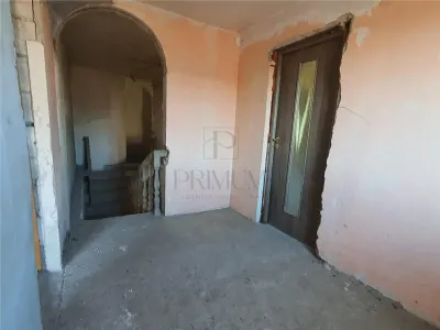 BRAYTIM, POSIBILITATE DE INVESTITIE, CASA DE RENOVAT, P+1E+POD, 2 BALCOANE SI TEREN GENEROS - foto 9