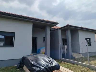 Duplex 4 camere - dormitor matrimonial - teren generos - Mosnita Veche