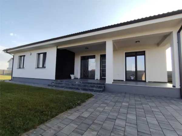 Casă 4 camere Moșnița Veche - poza 1