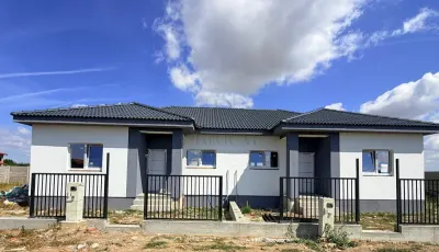 Duplex pe plan - asfalt - canalizare - personalizare interioara - Mosnita Noua