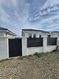 Duplex parter - 2 dormitoare - 2 bai - zona excelenta la 4 benzi - Mosnita Noua