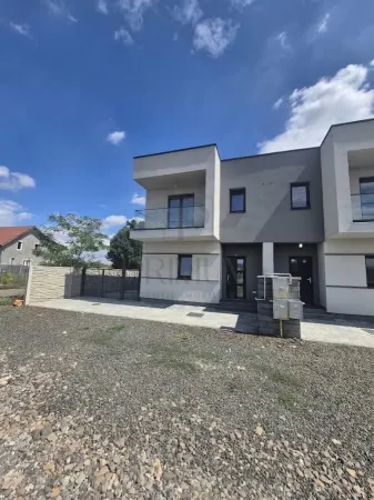 Casă 4 camere Moșnița Nouă - poza 1