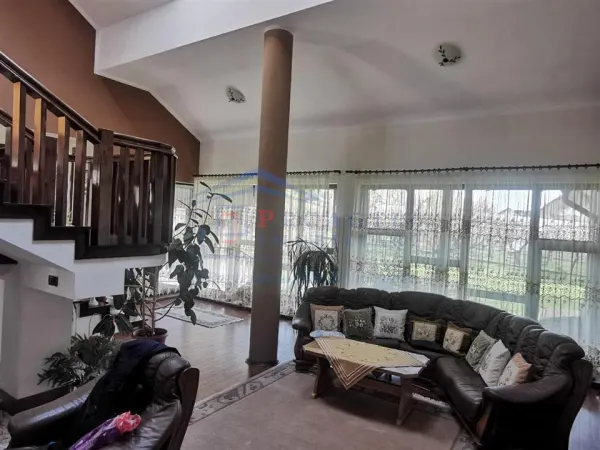 Casă 12 camere Ipotești - poza 1