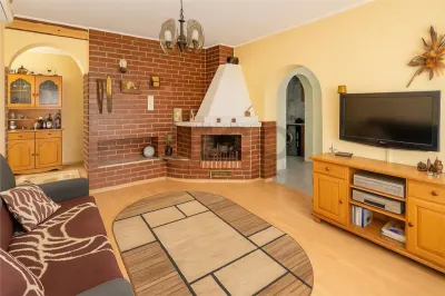RECO Casa S+P+M cu spatiu comercial si garaj in Marghita - ideala pentru locuit si afacere - foto 2