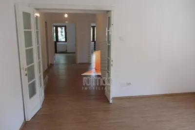 Apartament spatios la etajul 1 intr-o vila interbelica, pretabil birou - foto 4