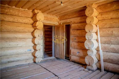 Casa din lemn rotund (Izvoru Muresului, str. Garii) - foto 13