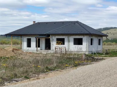 Casa familiala la rosu  (Lazarea, jud. Harghita) - Lazarea