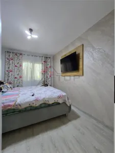 Etaj 2 - Lunca Cetatuii 4 camere decomandat cu 2 bai, bloc din ''97 - foto 9