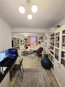 Apartament Spatios, 3 Camere, Decomandat, Demisol, Zona Primo - foto 2
