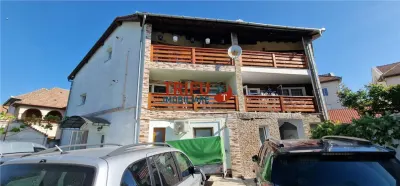 Casa cu 3 apartamente in Centru - foto 1