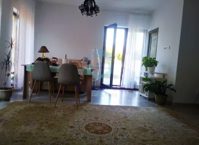Apartament in vila, cu parcare si curte - foto 4