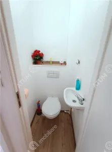 De vanzare apartament renovat cu 3 camere 2 bai si pivnita in Sibiu - foto 16