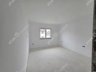 Casa individuala de vanzare cu 4 camere decomandate curte libera de 330 mp si garaj la demisol in comuna Selimbar din Sibiu - foto 12