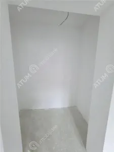 Casa individuala de vanzare cu 4 camere decomandate curte libera de 330 mp si garaj la demisol in comuna Selimbar din Sibiu - foto 14