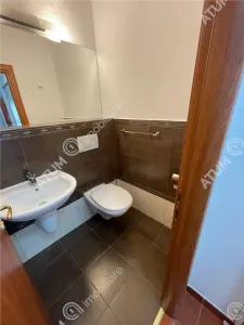 De inchiriat apartament cu 3 camere decomandate si 2 balcoane din zona centrala din Sibiu - foto 12