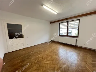 De vanzare casa renovata de 3 camere cu 2 pivnite si teren de  242 mp zona Calea Dumbravii - foto 2