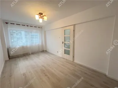 De vanzare apartament complet renovat cu 2 camere decomandate si balcon zona Rahovei Sibiu - foto 1