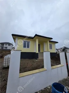 Casa individuala cu 4 camere si curte libera 340 de mp in orasul Cisnadie din Sibiu - foto 2