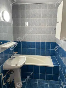 De inchiriat apartament cu 3 camere decomandate in zona Vasile Aaron din Sibiu - foto 11