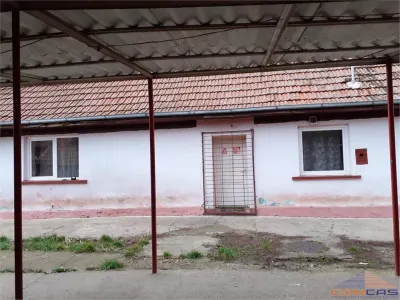 Casa (fost bar) de vanzare in centru Lazuri - Lazuri
