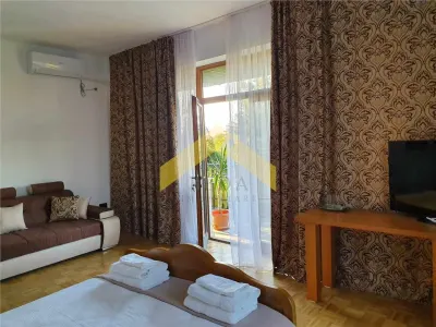 Casa pe colt cu teren de 2464 mp in ZONA MICALACA - foto 2