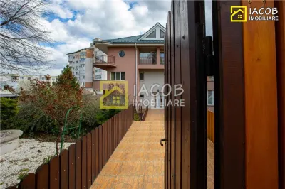 1/2 Duplex  S+D+P+2E, 455 mp in zona centrala a mun. Bacau - foto 1