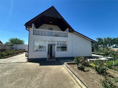 Casa spatioasa de vanzare in Decebal, judetul Satu Mare | 4 dormitoare | Teren 900 mp | Ideala pentru familie sau investitie - Decebal