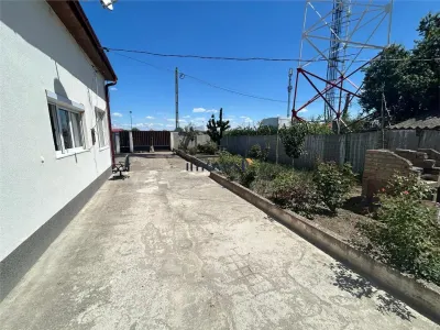 Casa spatioasa de vanzare in Decebal, judetul Satu Mare | 4 dormitoare | Teren 900 mp | Ideala pentru familie sau investitie - foto 4