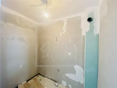 Penthouse intabulat, predare la alb, 3 camere, 2 bai si terasa - foto 8