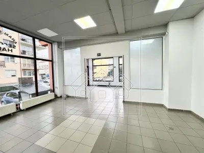 Spatiu comercial cu vitrina la strada - 177 mp - finisat la cheie - foto 3