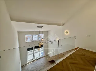 Penthouse cu 4 camere si balcon - 2 bai, intabulat - foto 12
