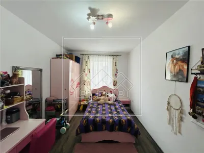 Ap 3 camere, balcon, mobilat modern, etaj 1, loc de parcare - foto 7