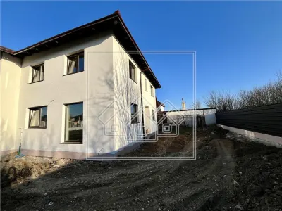 Casa tip duplex, teren 420 mp, predare la alb, Selimbar - foto 8