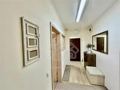De inchiriat ap. 3 camere, decomandat, 80 mpu, etaj 1, mobilat, utilat - foto 17