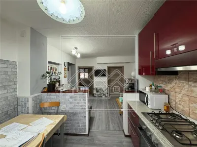 Apartament la casa cu 4 camere, balcon si curte - zona Lazaret - foto 1