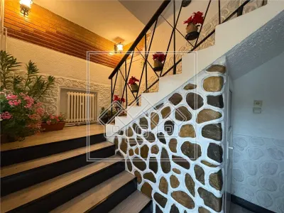Apartament la casa cu 4 camere, balcon si curte - zona Lazaret - foto 8