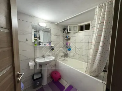 Apartament la casa cu 4 camere, balcon si curte - zona Lazaret - foto 10