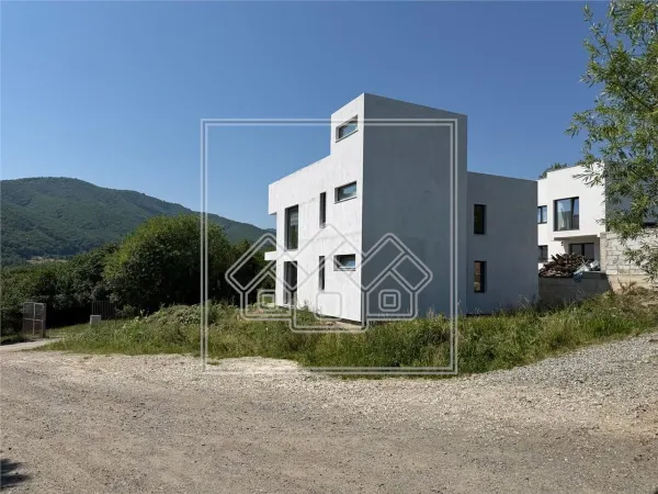 Casă 5 camere Cisnadioara - poza 2