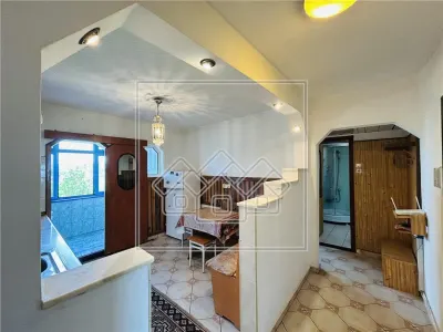Ap decomandat, cu 2 camere, balcon - etaj 3/4 - Vasile Aaron - Sibiu