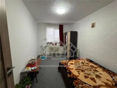 Casa cu 4 camere, balcon si curte - zona Lazaret - foto 19