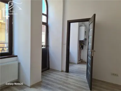 ocazie .VINDEM APARTAMENT IN ZONA ISTORICA CU BALCON STRADA - foto 4