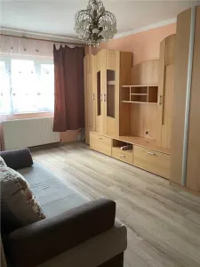 Decomandat la etajul 1 cu centrala propie - foto 1