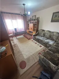 Decomandat cu 2 bai si 2 balcoane etaj intermediar - foto 1