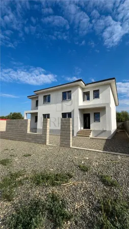Casă 4 camere Moșnița Veche - poza 1