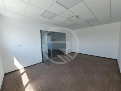 Hala/Spatiu Birouri, 275 mp utili, situata in zona Aeroportului! - foto 8