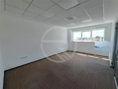 Hala/Spatiu Birouri, 275 mp utili, situata in zona Aeroportului! - foto 9