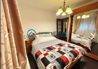 Royal Imobiliare-Vanzare Apartament 3 Camere Zona Malu Rosu - foto 2