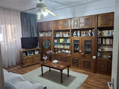 Royal Imobiliare - Vanzare apartament 3 camere zona Malu Rosu - foto 1