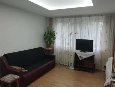 3 camere semidecomandate Republicii - foto 1