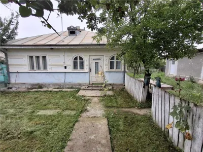 Casa cu 3 camere la 15 km de Iasi . 2450 m de teren cu vie. - foto 2
